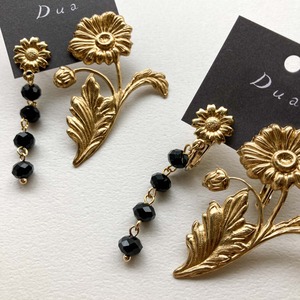 真鍮お花と黒カットビーズの〈ピアス/イヤリング〉