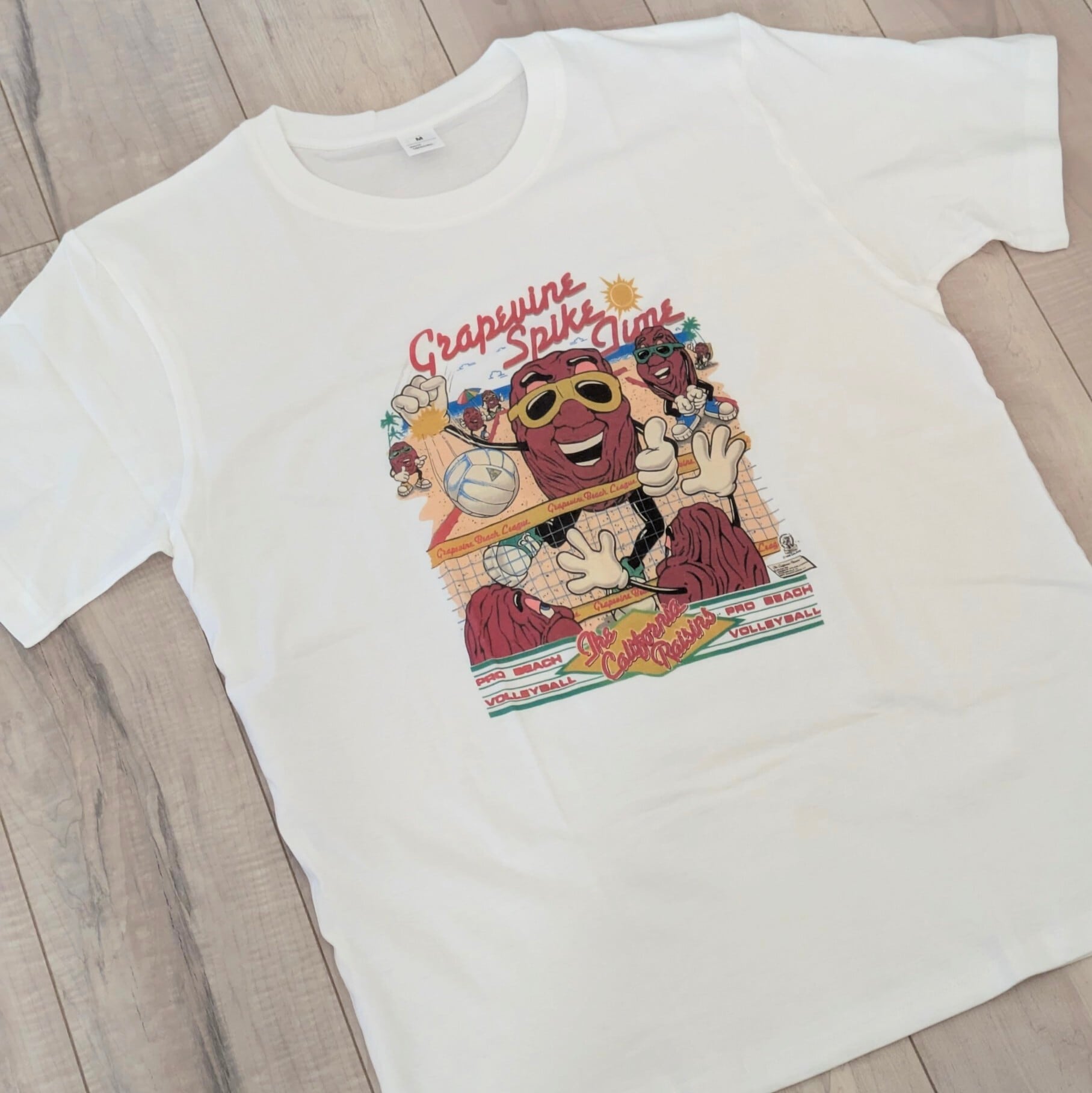 【 California Raisins( カリフォルニアレーズン )】『 Grapevine Spike Time 』/ Tシャツ / PRO BEACH VOLLEYBALL〚アメリカン雑貨 アメトイ〛