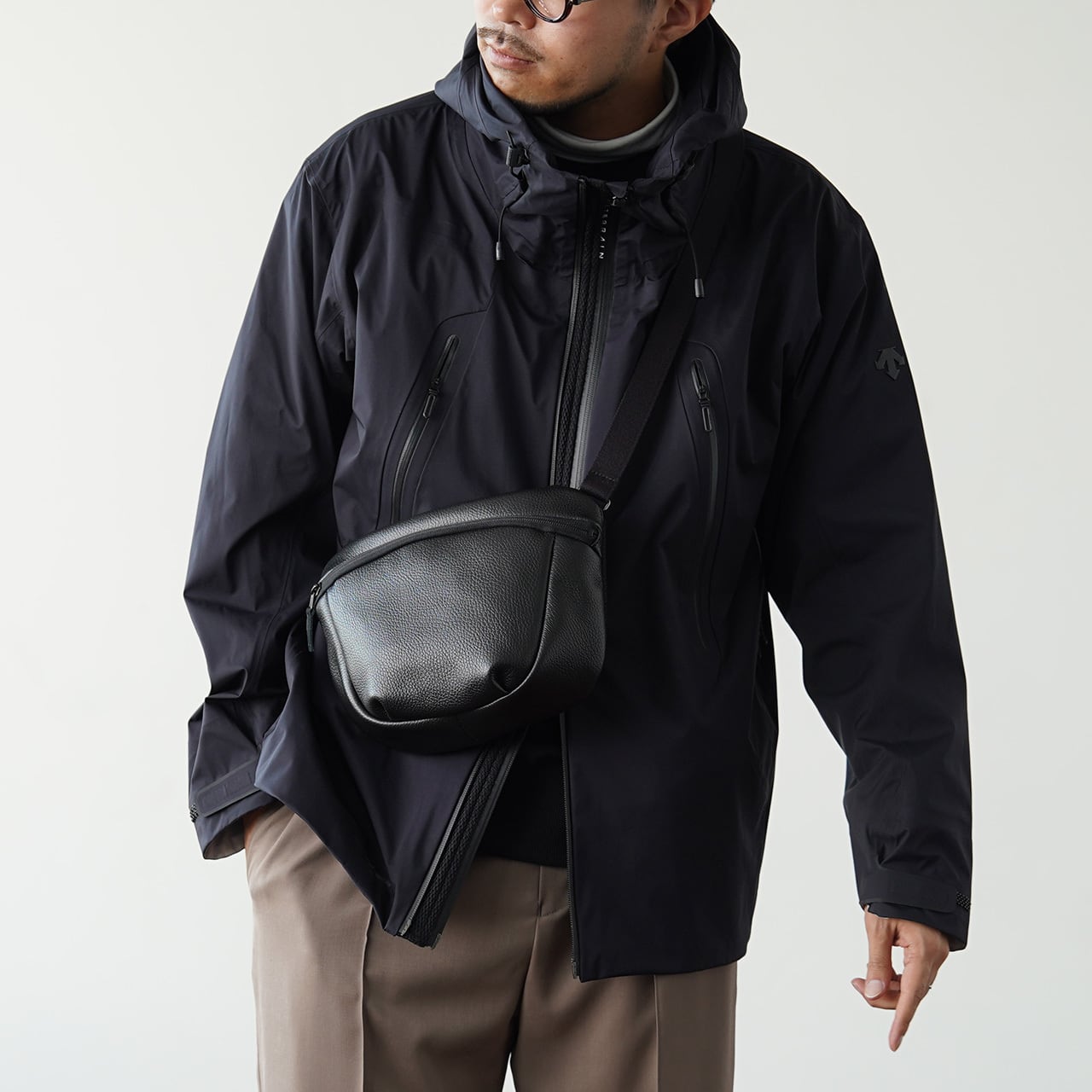 たった1つで大人コーデに様変わりする「本革ボディバッグ」 | JiTan