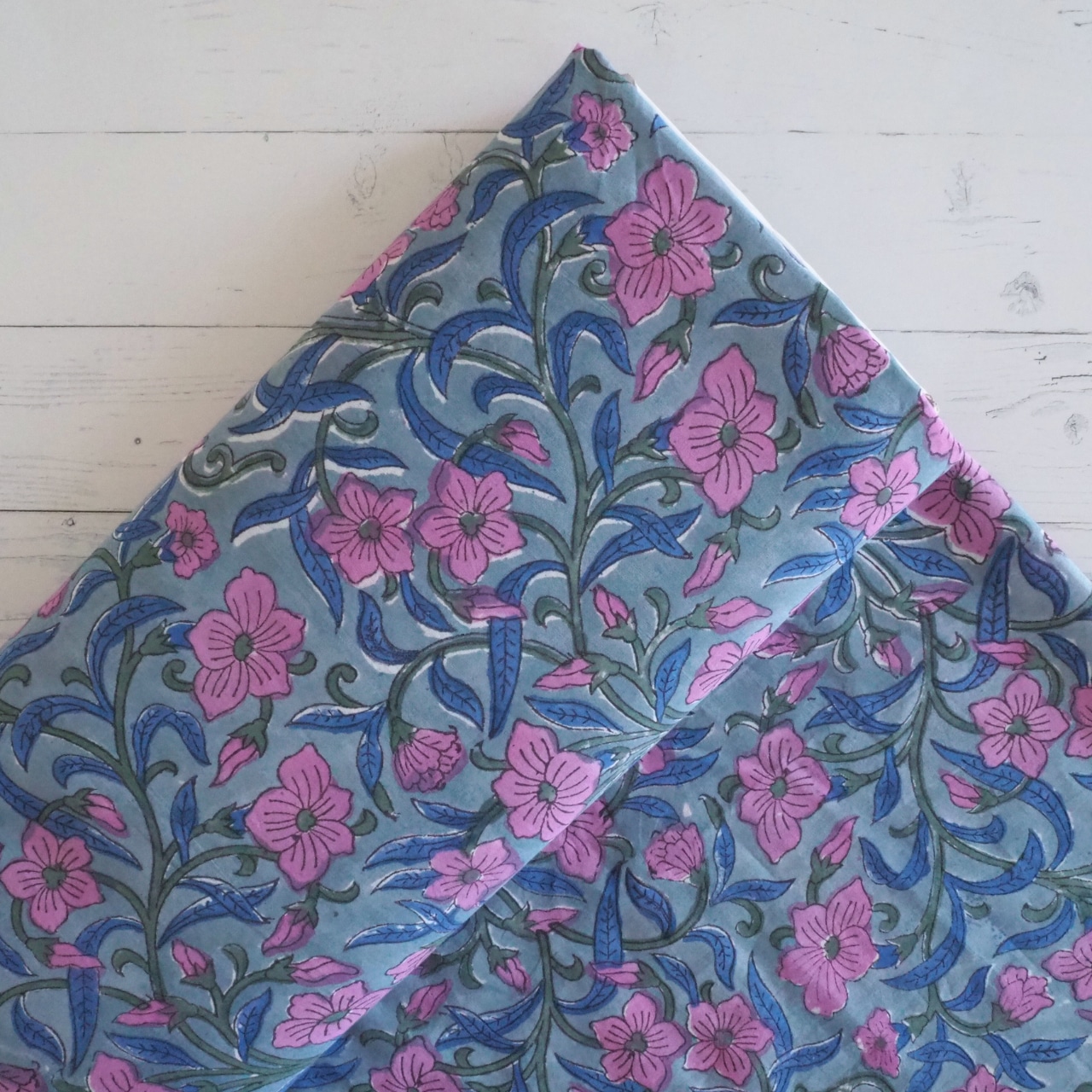 ブロックプリント生地【50cm単位】インド綿 花柄 スモークブルー×ピンク #53118-BL1