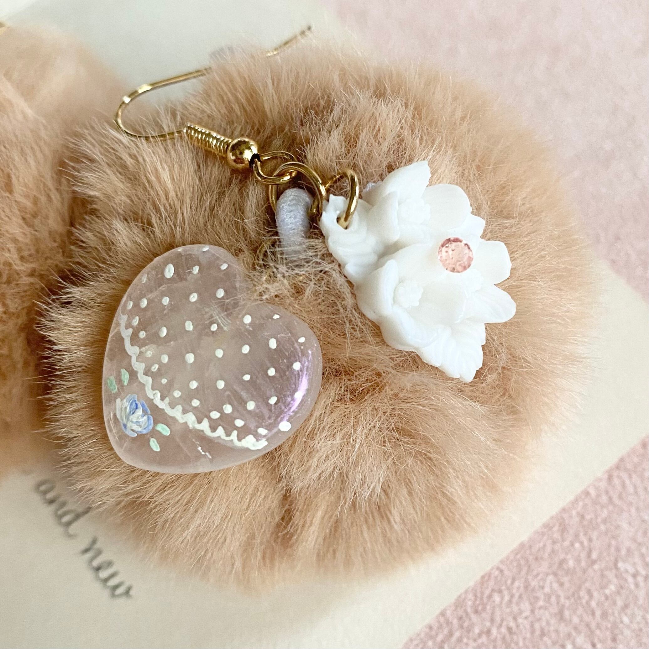 ぽんぽんモカx 白花束 ピアス MOKA Pon Pon hand painted earrings