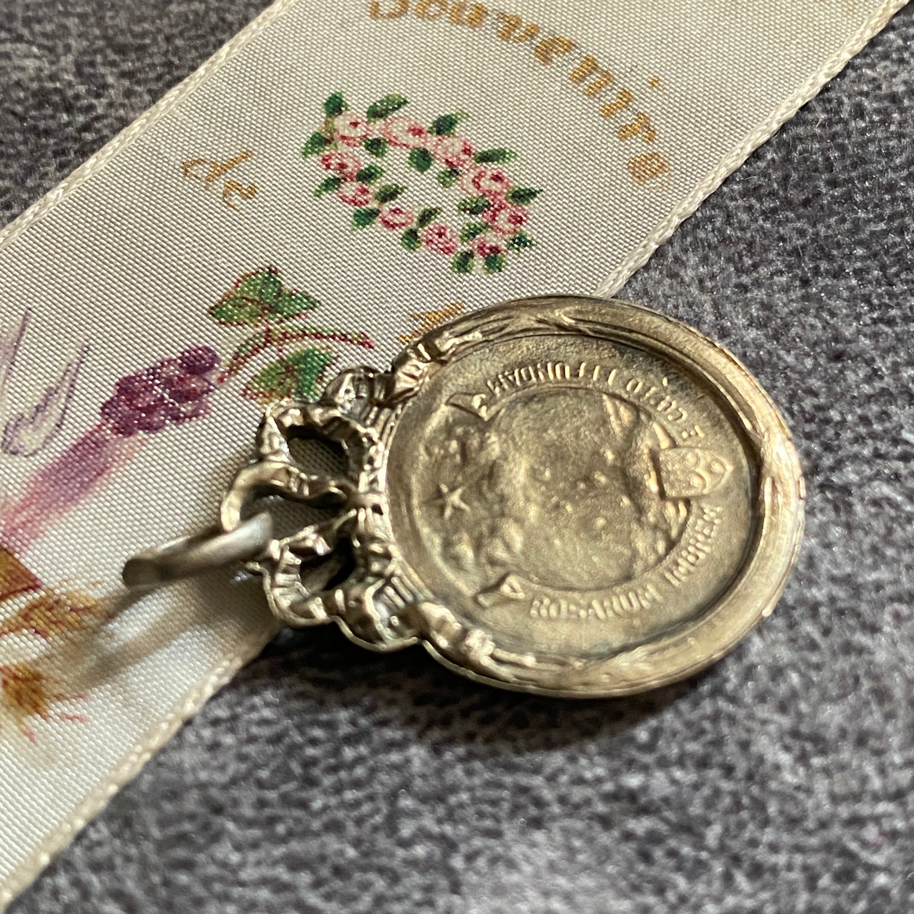 レメゲトン　ゲーティア　聖霊召喚の印形　真鍮ペンタクルと羊皮紙護符　聖霊エリゴス 聖テレジア ✴︎ リボンフレームのメダイ | Antique medaille Mary