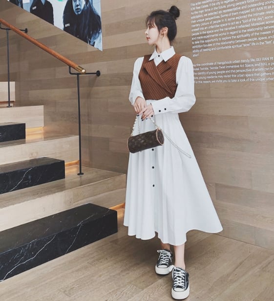 個性的 ワンピース ベスト シャツワンピース ミモレ丈 ロング丈 袖あり 長袖 襟付き でか襟 フレア Aライン バックリボン バックシャン バックコンシャス ハイウエスト 2点セット ツーピース かわいい きれいめ シンプル カジュアル 上品 おしゃれ エキゾチック 大人可愛い 大人女子 ラブリー キュート ガーリー エレガント 主役級 存在感 とろみ感 抜け感 無地 ストライプ 春 秋 レディース 女性用 デート お出かけ 休日 重ね着 韓国系 モテ S M L XL 白 ホワイト 茶色 ブラウン