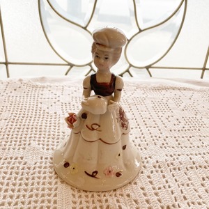 【フランス直輸入】愛らしい装いの貴婦人 陶器の人形（ 呼び鈴）
