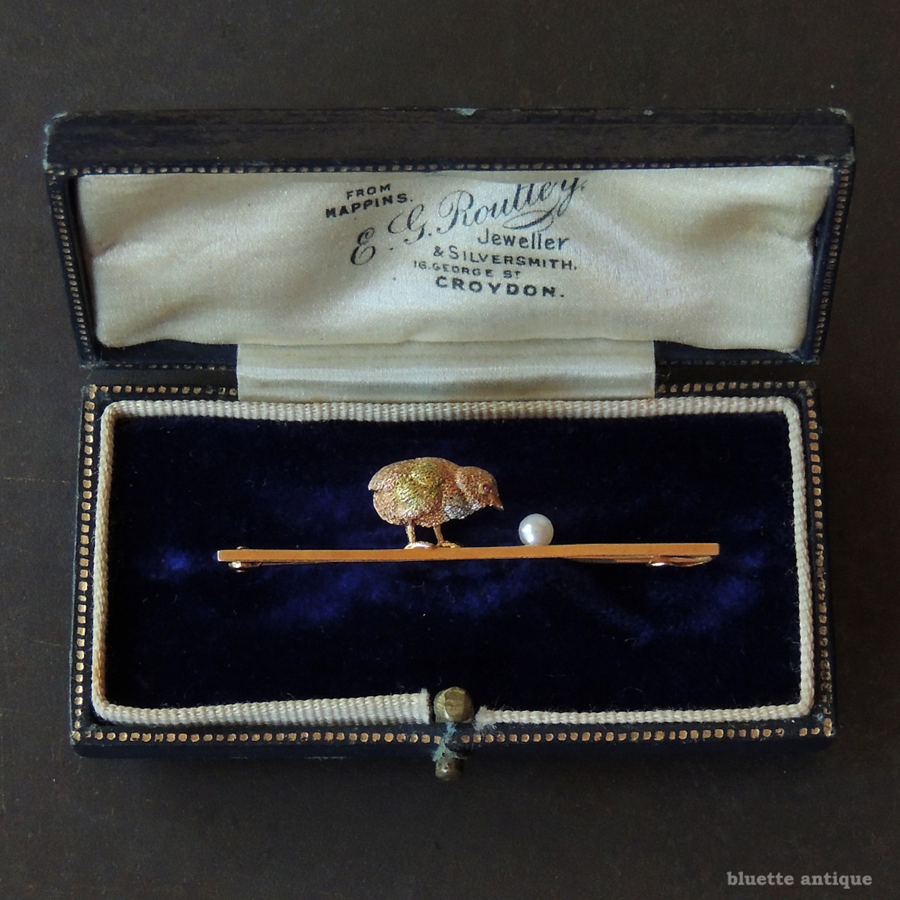 英国アンティークジュエリー 15ctゴールド・プラチナ アコヤ真珠 天然ルビー ヒヨコ バーブローチ(ソーティングメモ付)