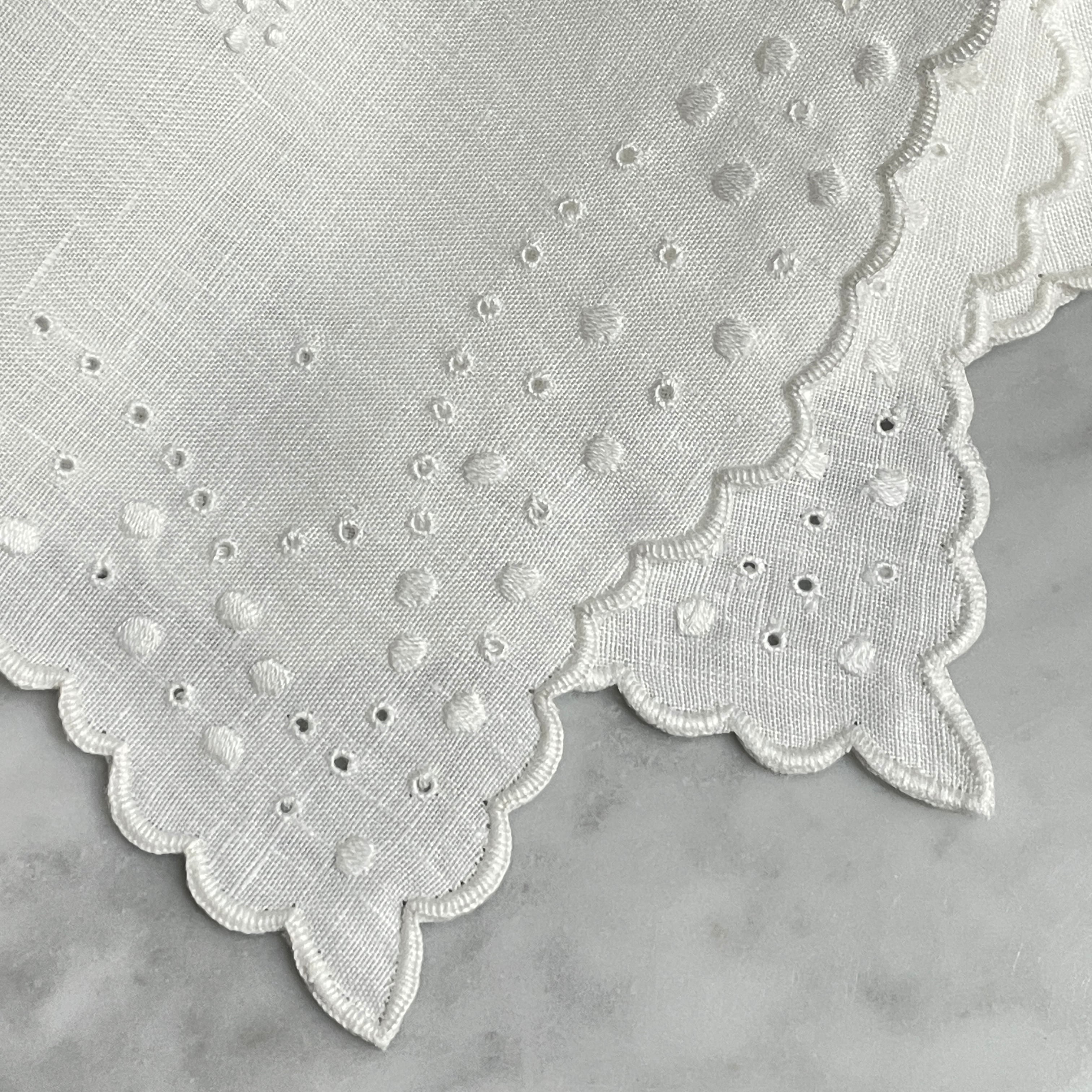 リネンハンカチ・完成品 ーご自由に刺繍を加えてくださいー 約 リネンハンカチ・完成品 ーご自由に刺繍を加えてくださいー 約