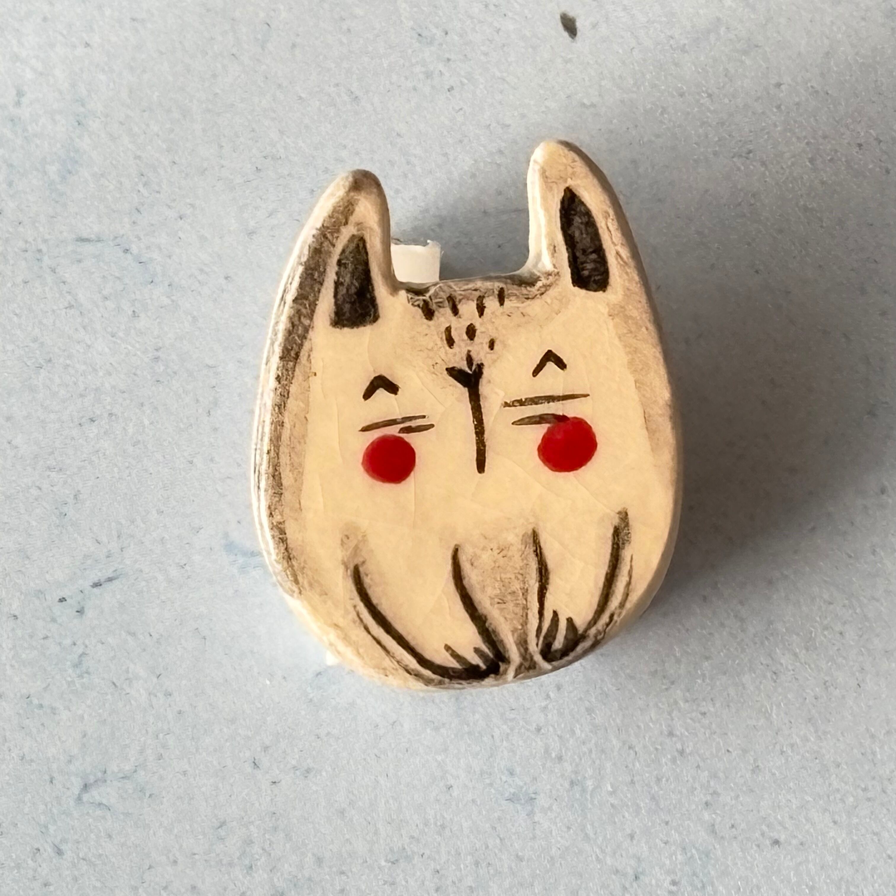 808 リトアニア 陶器のピンバッジ/猫 | attic
