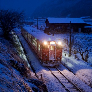 雪降る朝の始発列車