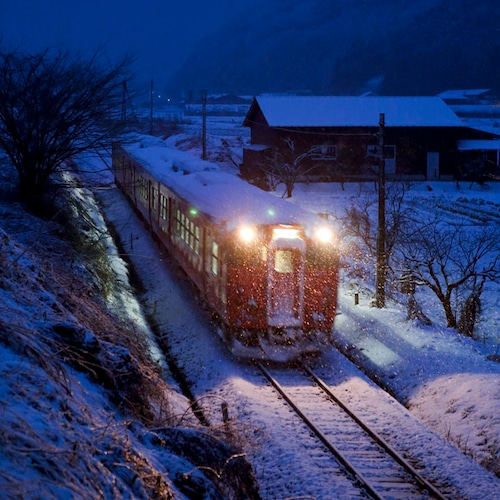 雪降る朝の始発列車