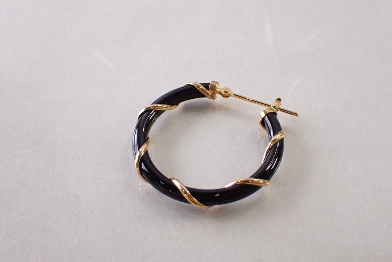 【OT品：定価￥56,000】K18オニキスフープピアス(片側のみ) [C5‐7]