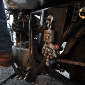 [1周年記念・数量限定] "1st Anniv" SUPER BIG KEYHOLDER - serial.04/KHAKI