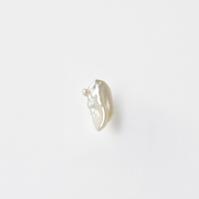“piece by piece” Akoya keshi pearl stud earring