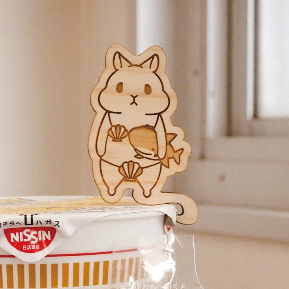 ラーメンの蓋を閉じるウッサ氏_コラボ