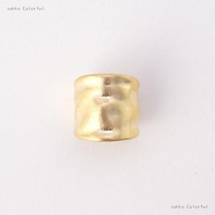 凹凸のあるテクスチャが上品なイヤーカフ