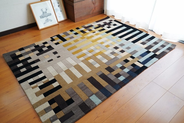 モザイクブロックと石畳の街並みデザイン_手織りフロアラグ 121×170cm ［80knot］- 重なり合う色彩とブロックの陰影 -（Type A：ゴールドウッド）