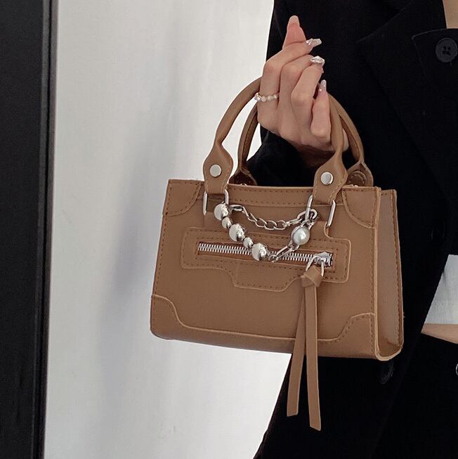 バッグ レディース レディースバッグ ショルダーバッグ 肩がけバッグ ミニバッグ ハンドバッグ コンパクト 肩がけ 軽量 自立 ワンショルダー スクエア型 ボタン PU かわいい 大人可愛い きれいめ シンプル カジュアル 大人 上品 おしゃれ 大人女子 ガーリー クール 送料無料 小さめ ベージュ ブラック ブラウン 無地 オールシーズン 入学式 入園式 卒業式 卒園式 20代 30代 40代 50代 OL 通勤 デート 女子会 デイリー 韓国系 ファッション コーデ スタイル 高見え モテ トレンド