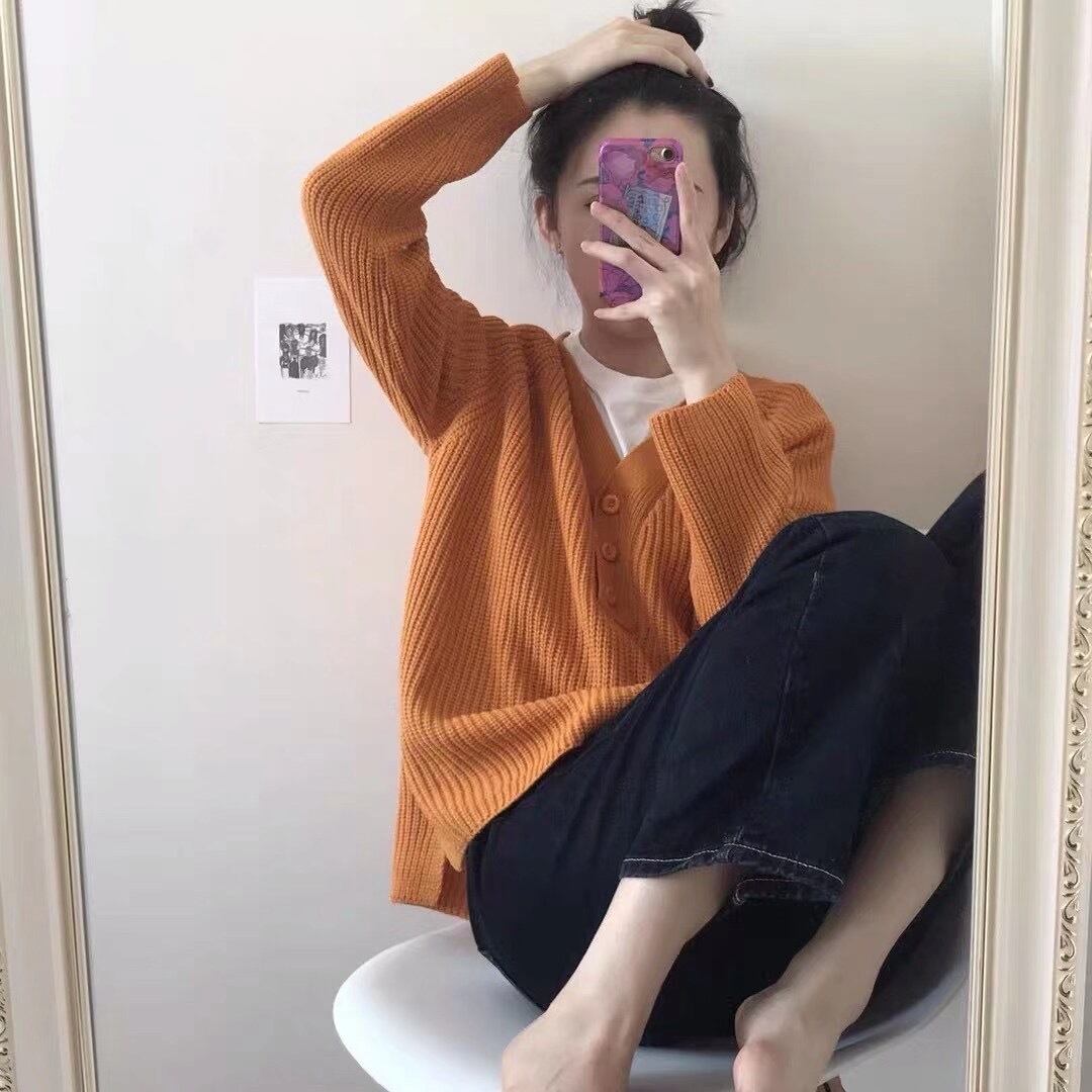 Vネックフロントボタンニット