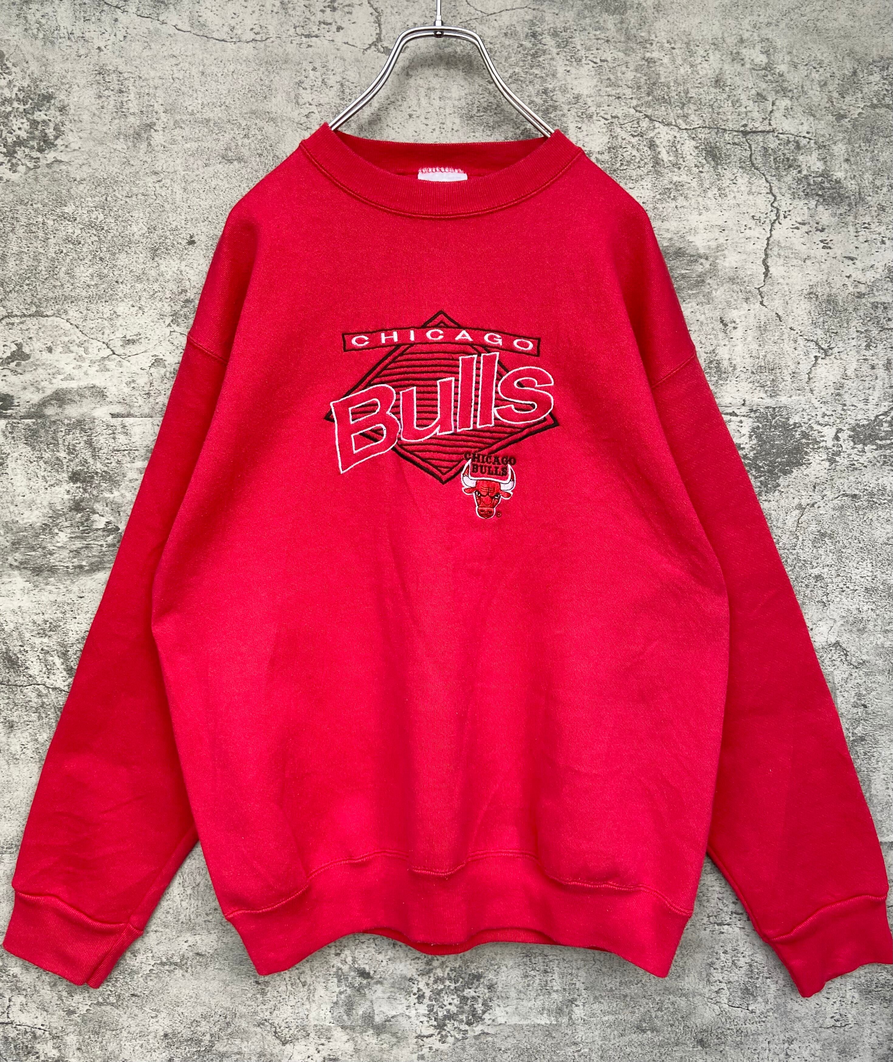 USA製 90s Chicago Bulls シカゴブルズ 刺繍 スウェット NBA レッド | 【古着  らくふる】ビンテージ&リメイク専門のオンライン古着SHOP powered by BASE