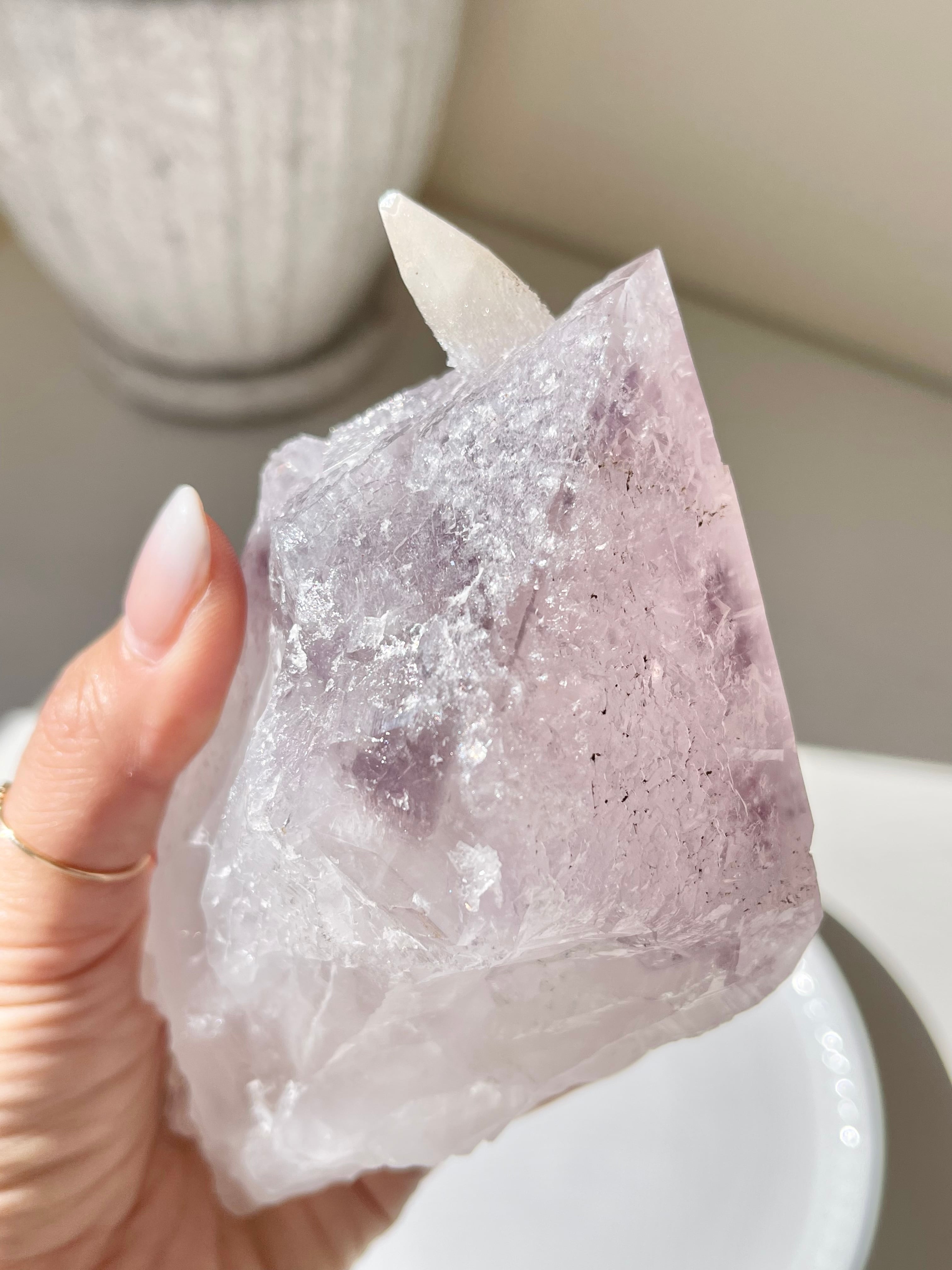 ブラジル産 カルサイトオンホワイトファントムアメシストツイン/ square calcite on amethyst twin