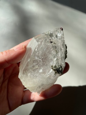 パキスタン　ギルギット　スカルドゥ産　ヒマラヤ水晶　マイカ　クローライト　虹