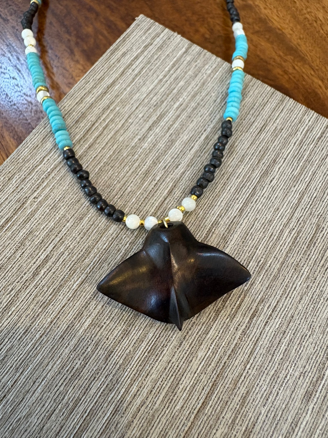 黒檀マンタ　ビーズネックレス