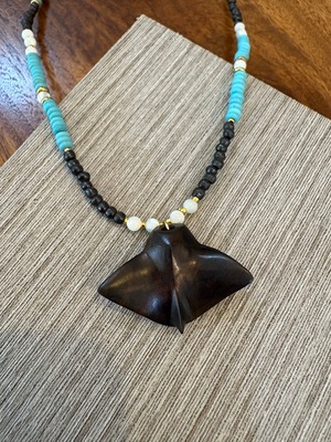 黒檀マンタ　ビーズネックレス