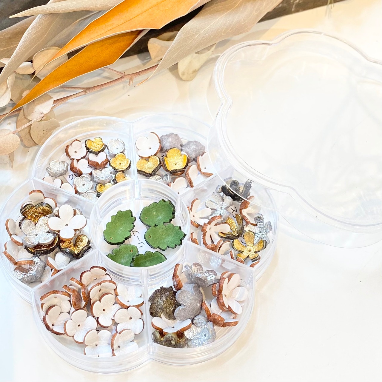 【フラワーケース入り】6種小花＆葉っぱのパーツセット(ホワイト) - 2