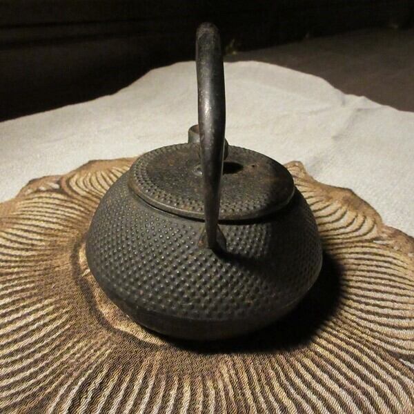 8355ka 重厚感の漂う南部鉄器 岩鋳 鉄瓶 天然漆 黒焼き付け 霰 あられ