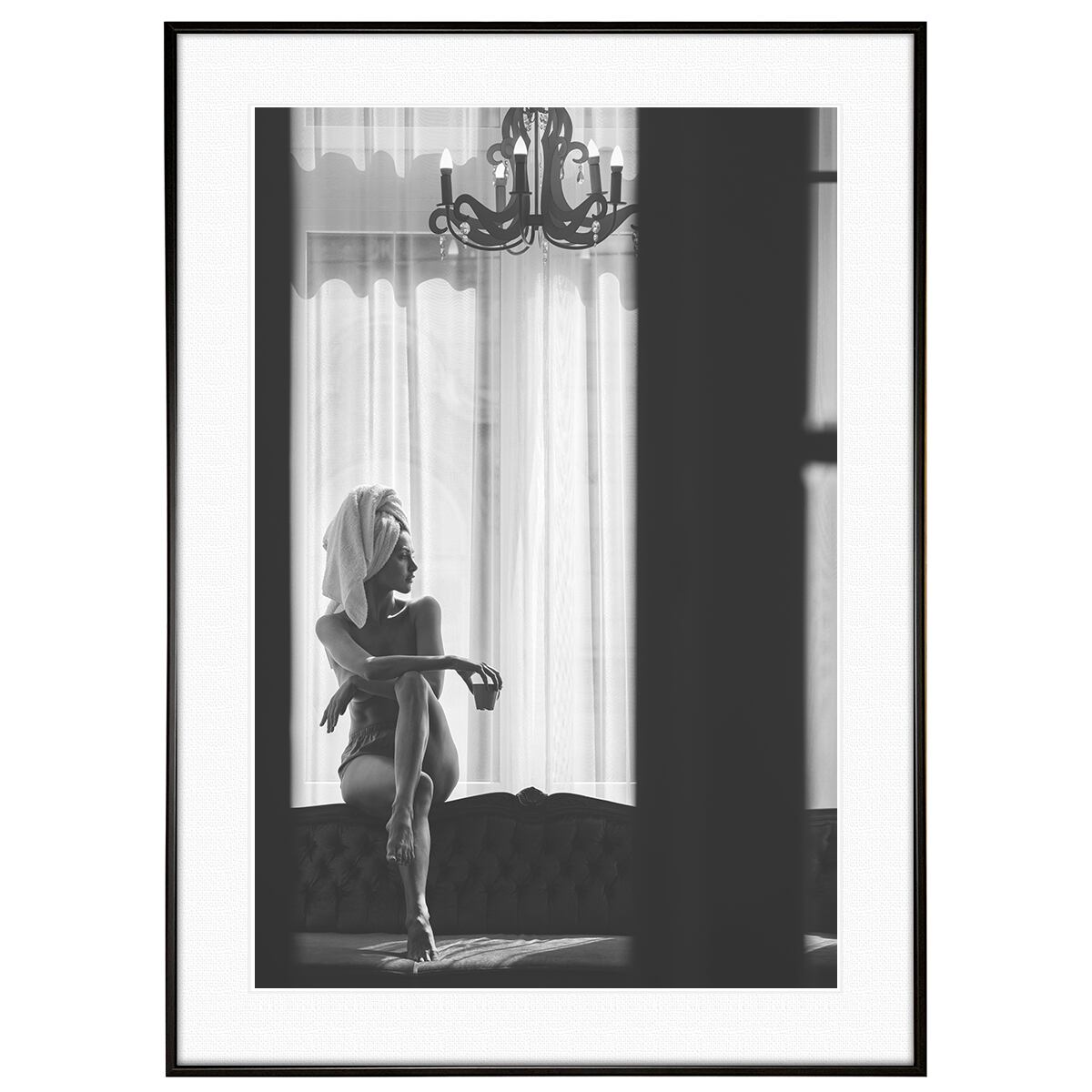 人物写真 窓の外を見る入浴後の女性 モノクロ インテリアアートポスター額装 AS3787