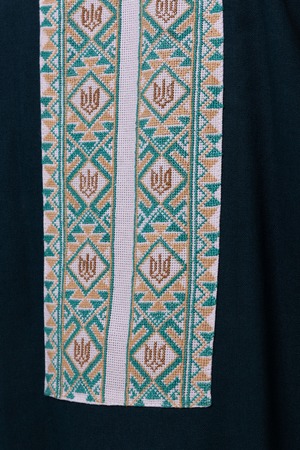 ウクライナ刺繍ヴィシヴァンカ　国章　クロスステッチ手刺繍　XLサイズ　メンズ