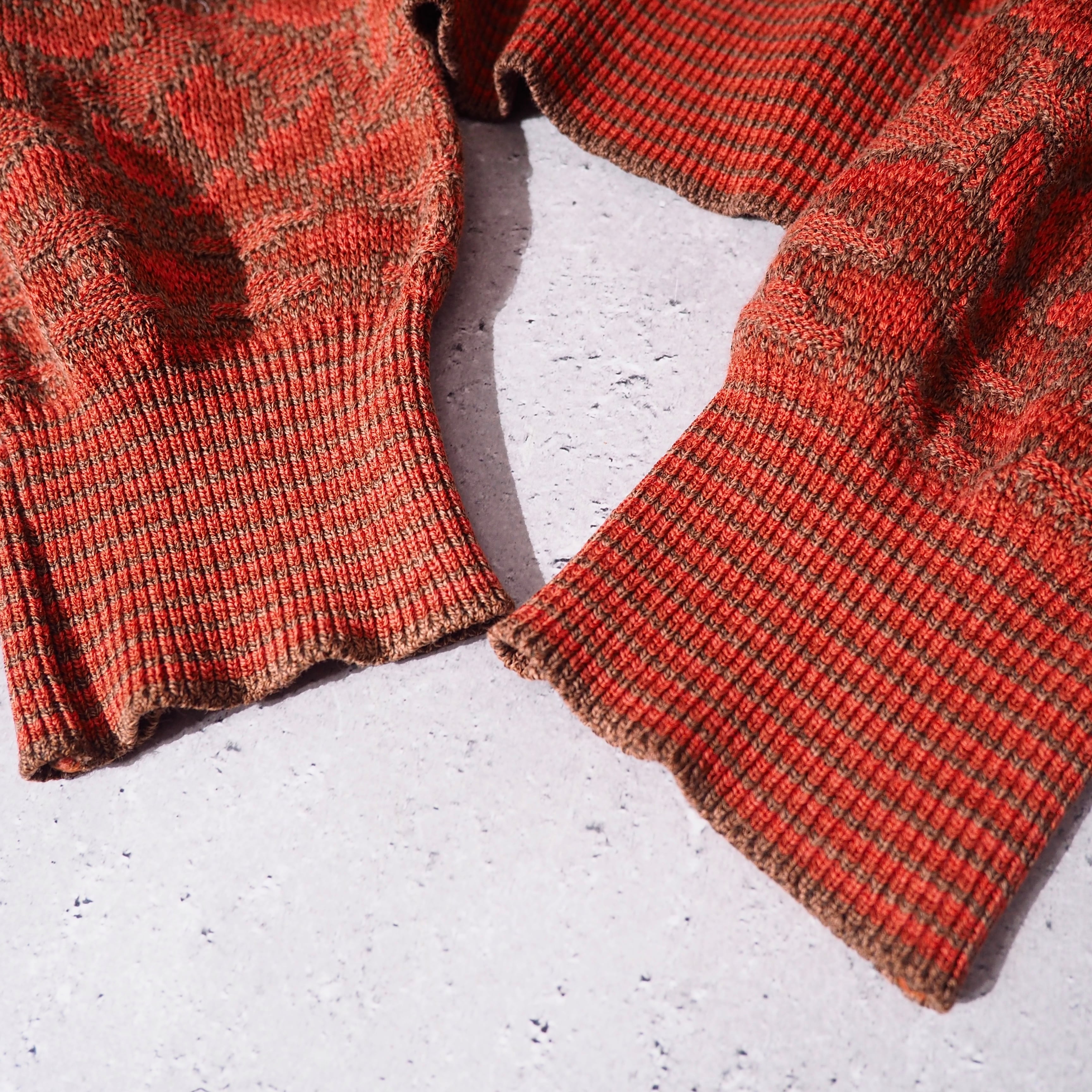 1980s Beautiful geometric patterns Embbossed vintage knit Polo