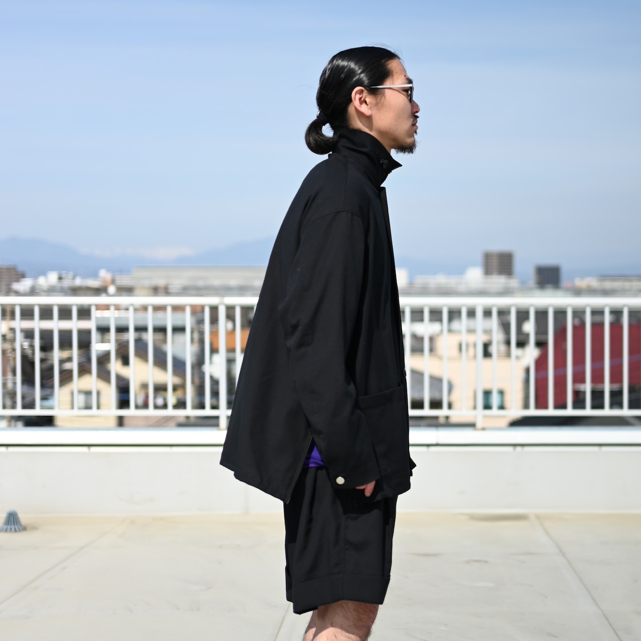 余白のあるシルエットが特徴の新作カバーオールとカフスショーツのセットアップスタイル