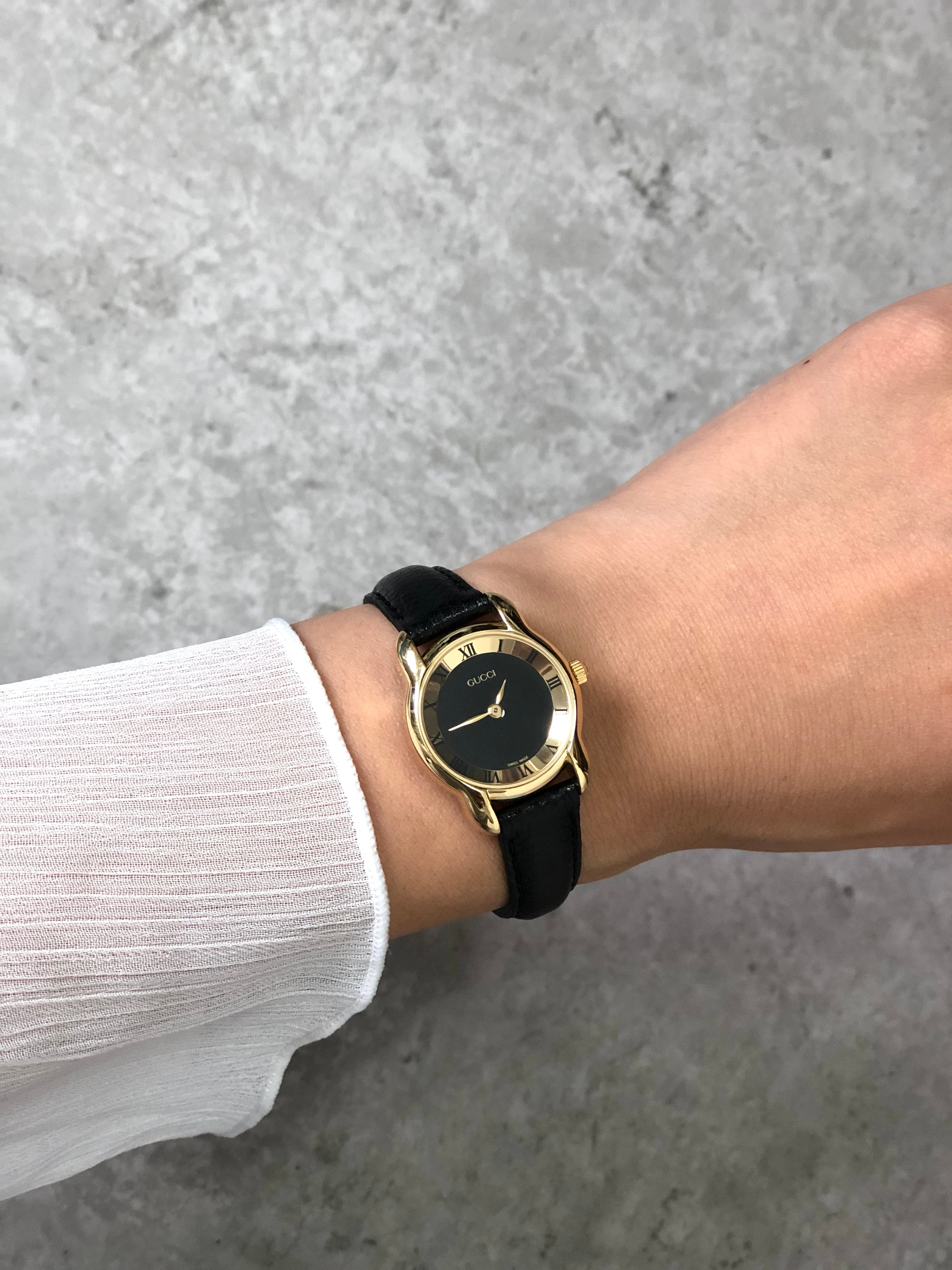 GUCCI グッチ 腕時計 ブラック×ゴールド ローマ文字 5100L レザー