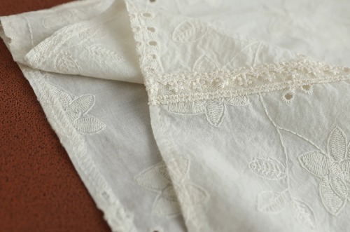 フリルカラー刺繍コットンブラウス ・12067