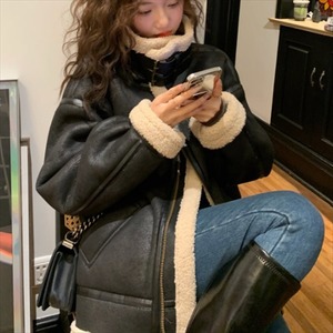 【送料無料】 アウター ショートコート ジャケット 羽織り 2色 ボアジャケット レザージャケット ショート ショート丈 袖あり 長袖 ハイネック 異素材切り替え ドッキング ボア 厚手生地 かわいい 大人可愛い 綺麗 シンプル カジュアル 大人 上品 おしゃれ お洒落 大人女子 こなれ感 コンサバ 定番アイテム 体型カバー ふわふわ 無地 冬 30代 40代 レディース 女性用 ママ ママ服 デート お出かけ 女子会 お呼ばれ お茶会 授業参観 休日 アウトドア 普段使い 韓国 韓国系 暖かい 着痩せ