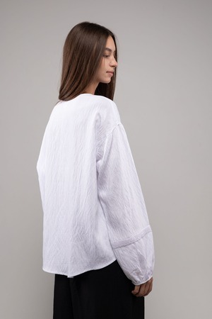 ウクライナ刺繍ヴィシヴァンカ グラージュ・ニジンカ（平行縫い）　シルク手刺繍　ブラウス　麻　レディース・フリーサイズ