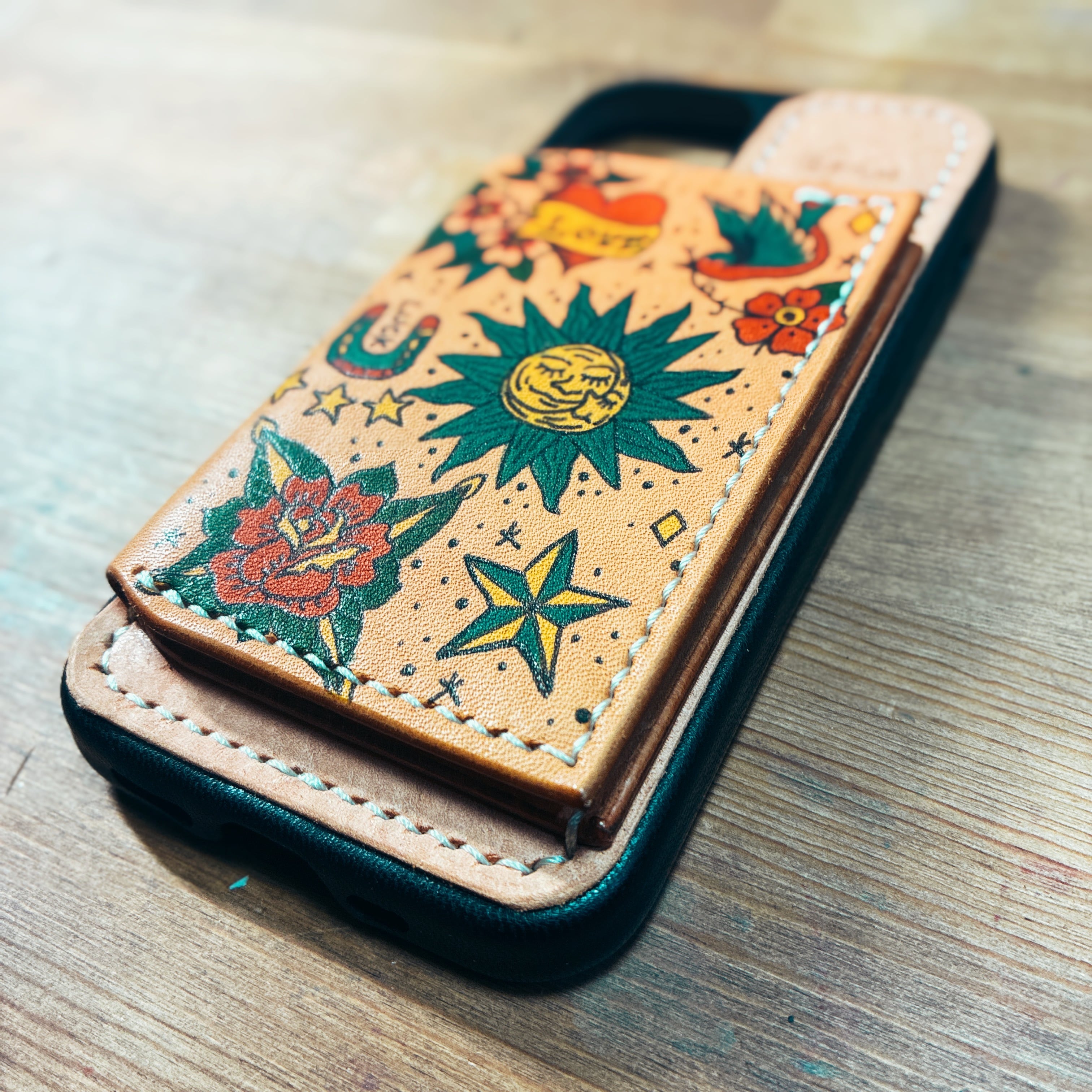 iPhone13・14用 レザーケース｜タトゥー風手描きイラスト入り カード