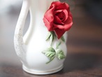 深紅の立体薔薇とマットなゴールドの小さな花瓶 画像15
