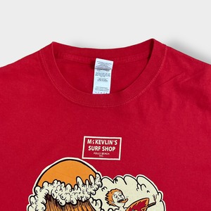 【GILDAN】GROMFDST グロムフェスト サーフィン コンテスト 企業ロゴ イラスト プリント Tシャツ 半袖 レッド US古着