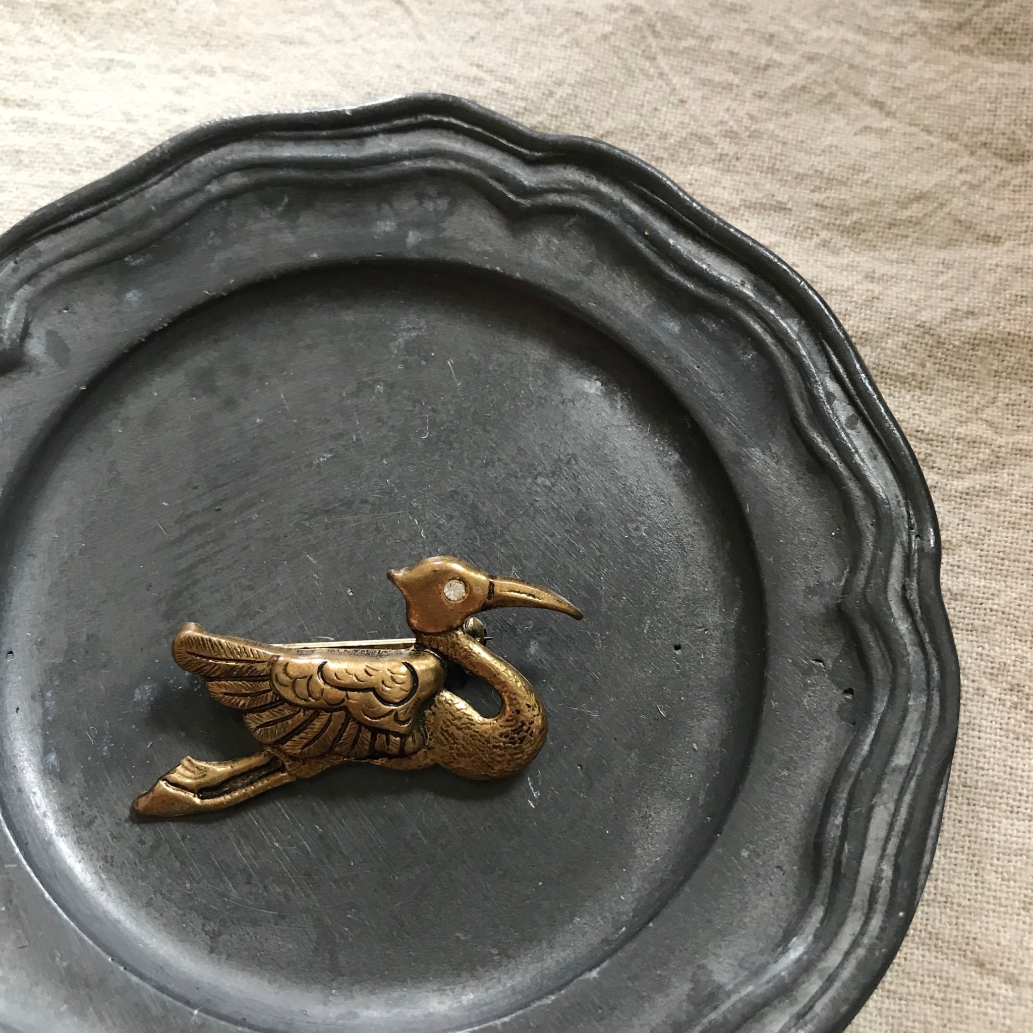 金色の鳥ブローチ