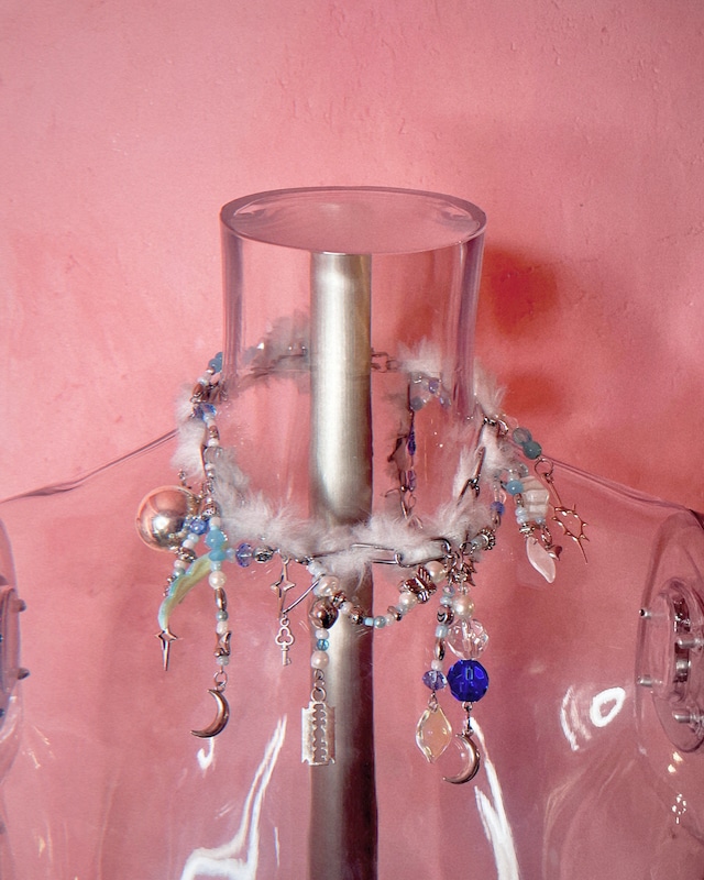 Chunky Charm Necklace 〈White fur/blue〉
