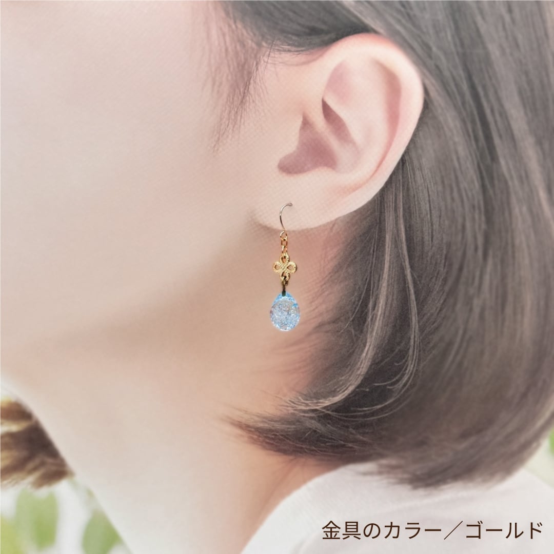 手作りガラスの泡玉ピアス パウダーブルー 金具の変更可 雫 ドロップ