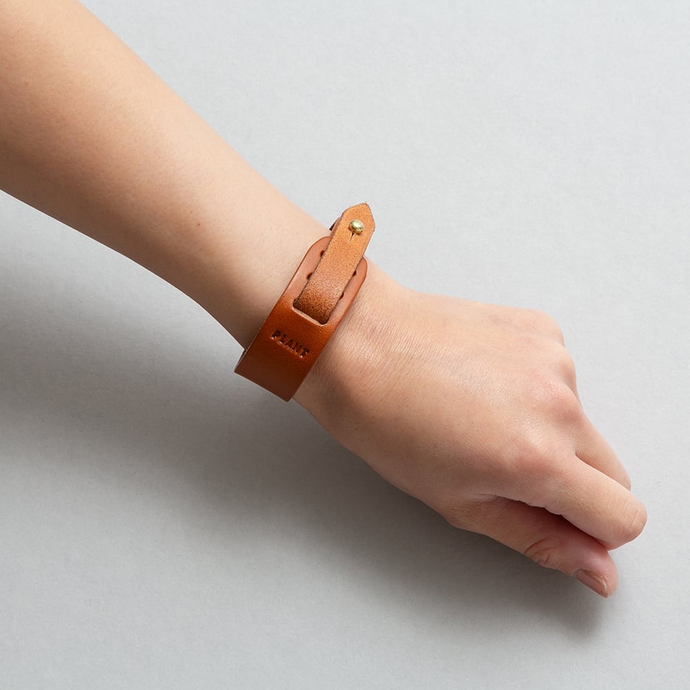 B'z Exhibition OJAGADESIGNレザーブレスレット B'z B'z OJAGADESIGN ブレスレット B'z Official Website｜EXHIBITION