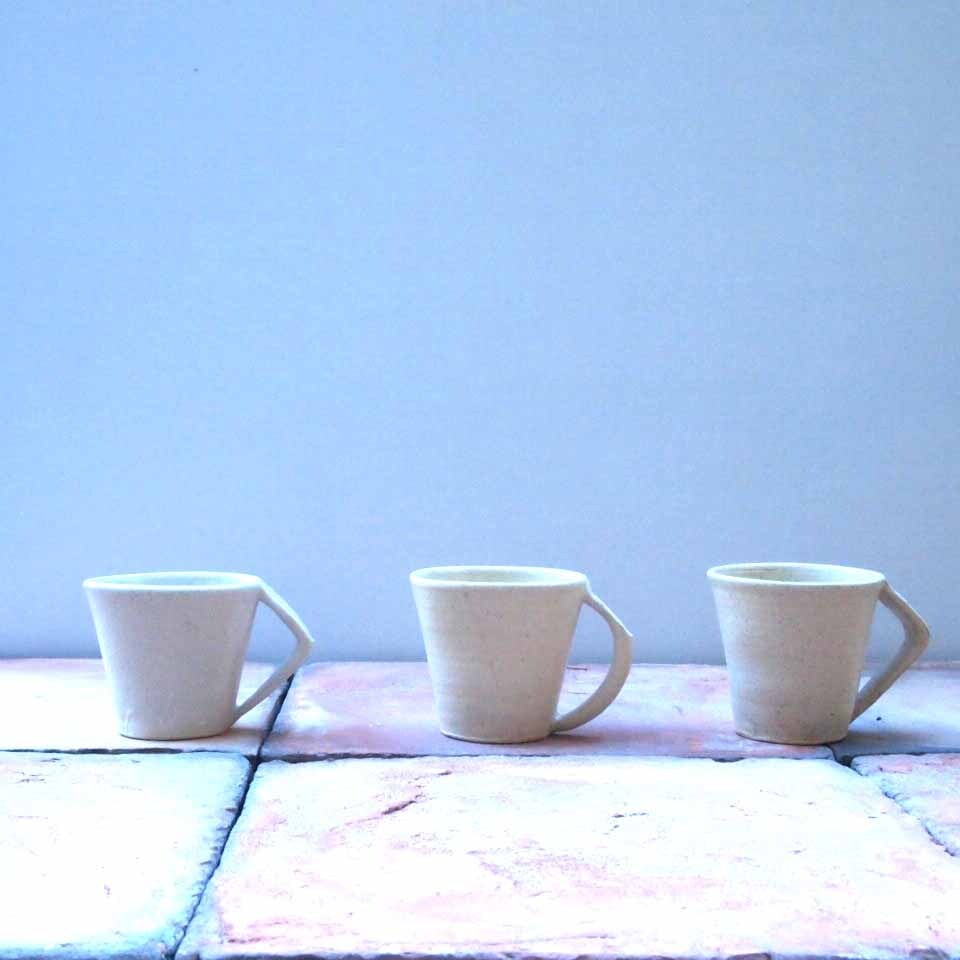 岩田圭介(陶)灰マグ (写真左)