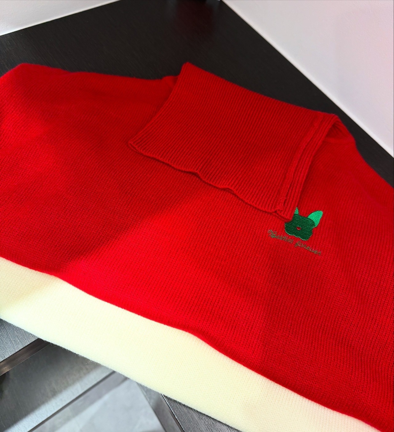 ドスディオサス  dosdiosas ブルドッグ刺繍タートルニット