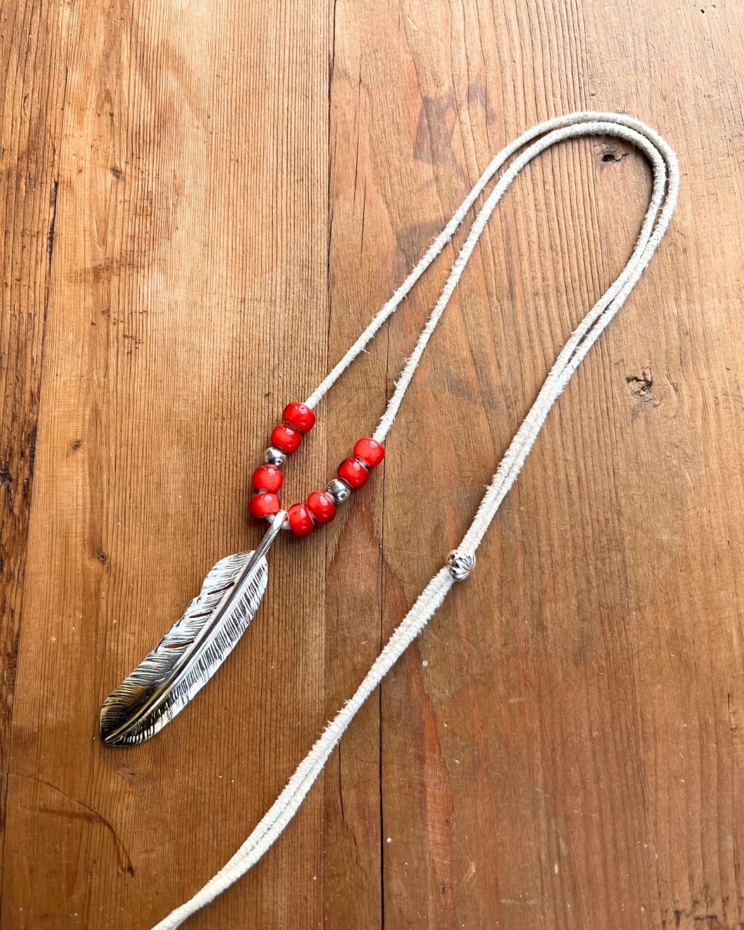 go82 先金特大フェザー ホワイトハーツ、ビーズ革紐カスタム