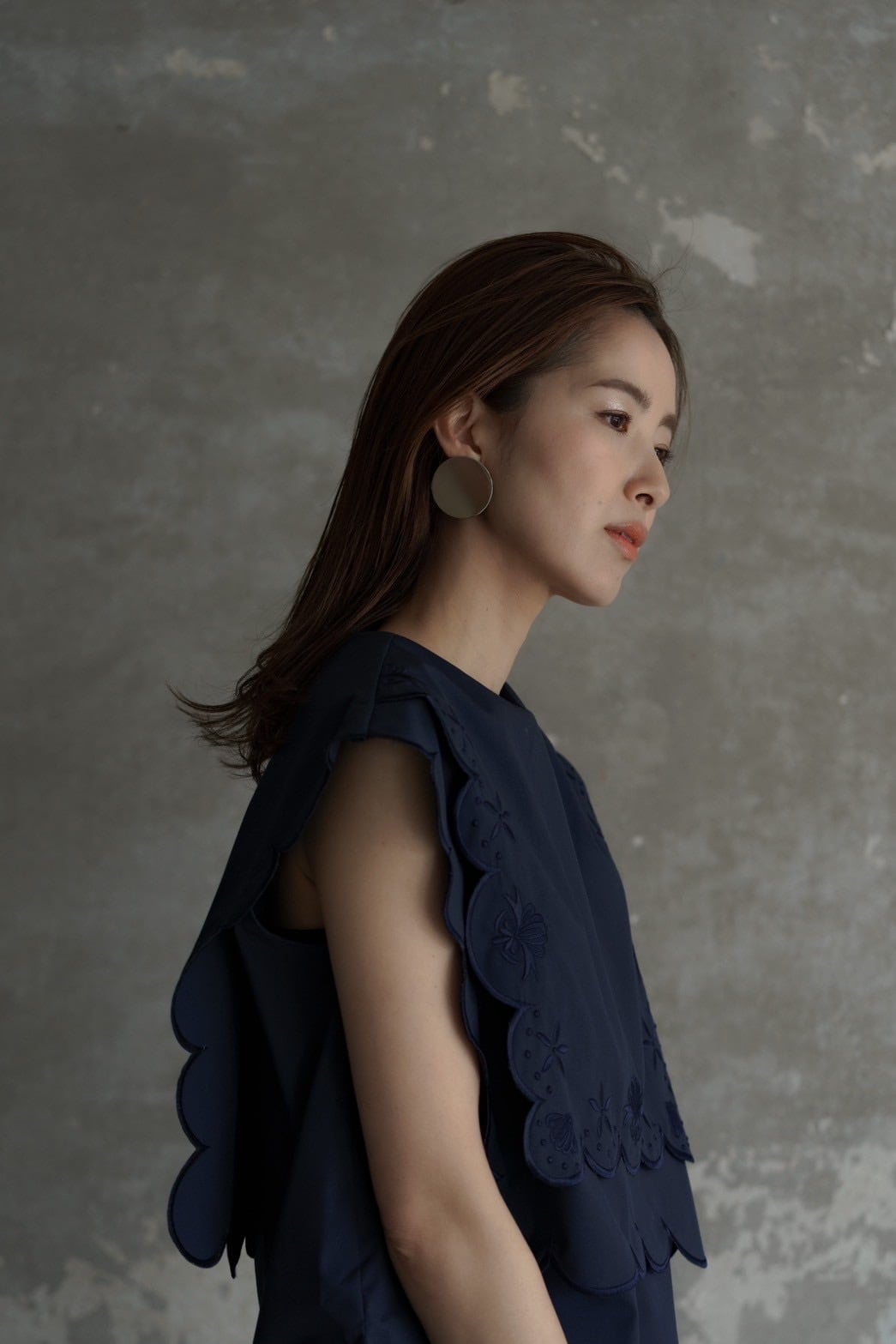 embroidery scallop blouse(navy)ご注文から1週間前後で発送 | roughlow