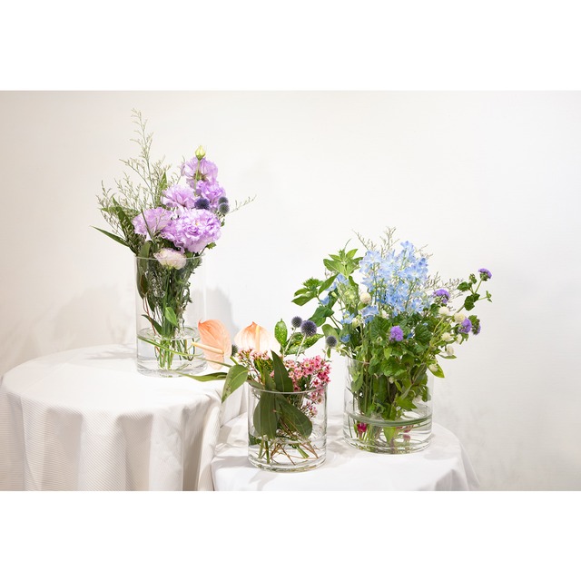 ①	瑞々しいガラスベース（花瓶）プラン5500円【be京都×フラワーデザイナー ―作品展のためのお祝い装花】