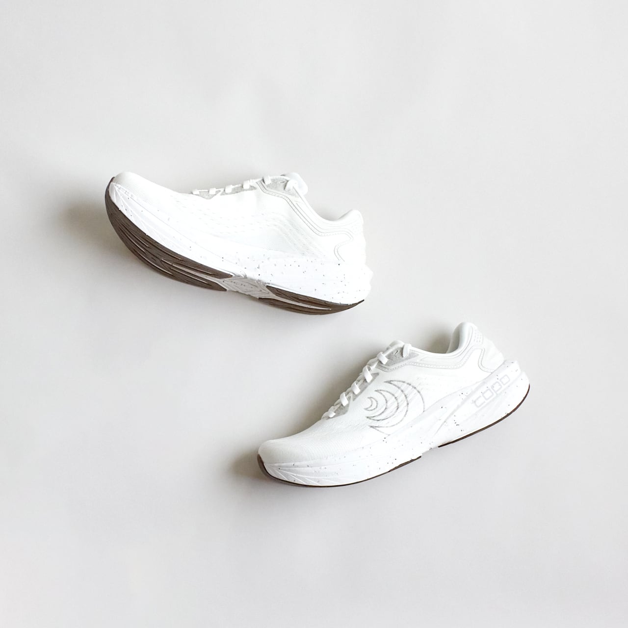 Topo Athletic(トポ アスレチック)PHANTOM 4(ファントム 4)WOMEN’S ROAD – Salt / Natural 高クッション × ナチュラルランニングシューズ