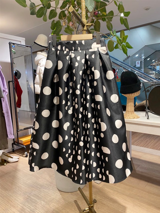 ドット柄ポリエステルフレアスカート［Color:ブラック］
